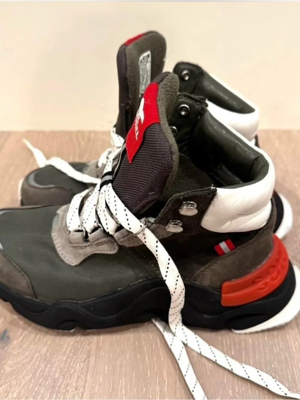 Sorel women’s  Dark Gray, Black & Red High-Top Athletic Boots NWT size 5